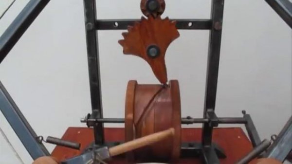 Robot Leonardo da Vinci tamburellatore. niccolaigabriele.com - robotleonardodavinci.blogspot.com