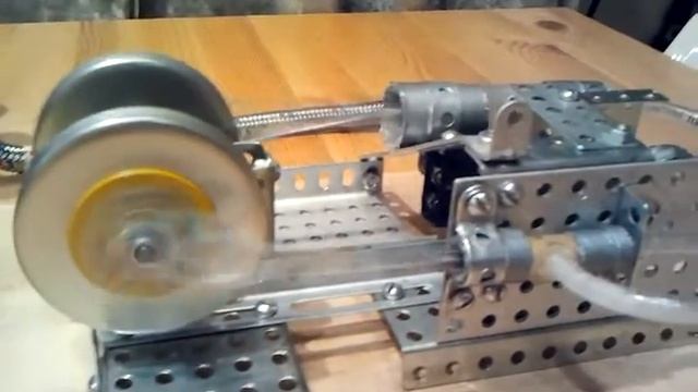 Работающий макет паровой машины из металлического конструктора смотреть онлайн