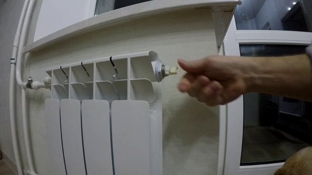 Как спустить воздух ( развоздушить) с радиатора отопления! смотреть онлайн