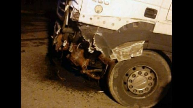 на трассе Джубга - Сочи водитель Honda столкнулся с большегрузом Iveco смотреть онлайн