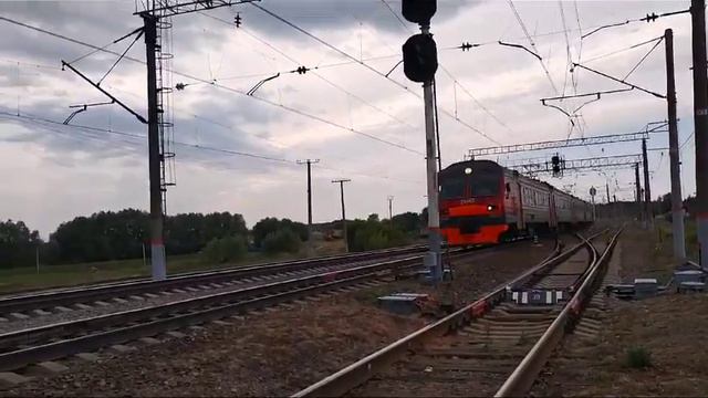 ЭД4М 207 с пригородным поездом КАНДРЫ-УФА И пацаны которые впервые видят ЭД4М смотреть онлайн