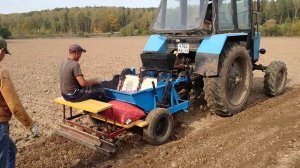 Посадка чеснока механизированным способом с помощью трёхрядной прицепной сажалки и трактора Белорус