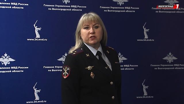 В ВОЛГОГРАДЕ ПОЛИЦЕЙСКИЕ ЗАДЕРЖАЛИ ПОДОЗРЕВАЕМЫХ В КРАЖАХ ИЗ АВТОМОБИЛЕЙ смотреть онлайн
