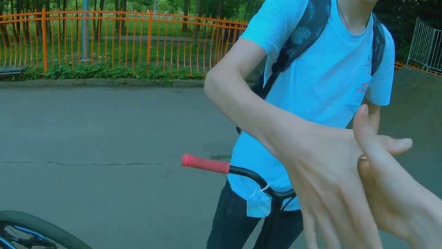 САМОКАТЕР VS МТБЕШНИК В СКЕЙТПАРКЕ! ПОРВАЛ ЦЕПЬ смотреть онлайн