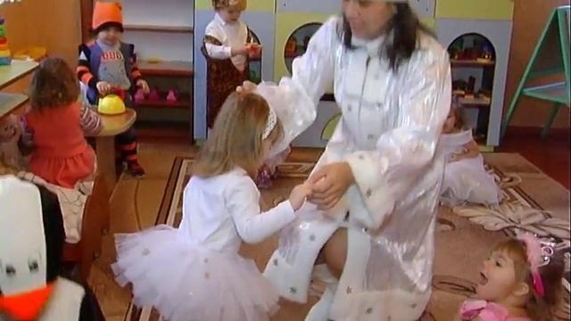 Детки-Конфетки .Новогодние костюмы на утреннике в дет.саду смотреть онлайн