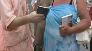 танцующий с книгами Прабхупады