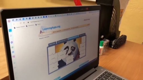 Ученик выполняет задания на сайте LearningApps.org