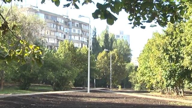 Новые футбольные поля, аллеи для прогулок и место для отдыха у своих домов смотреть онлайн