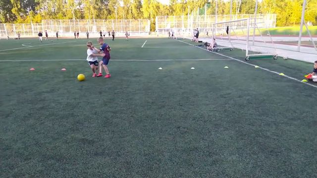 КАК ИГРАТЬ ОДИН НА ОДИН В ФУТБОЛЕ.ТОМСК / ИГРА 1 на 1 / ТОМСК. смотреть онлайн