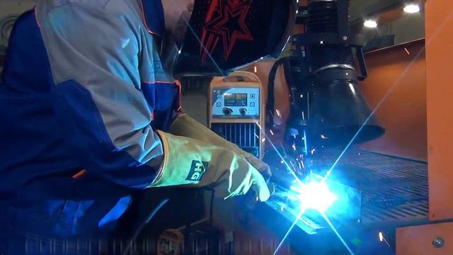 Сварочный полуавтомат HUGONG EXTREMIG 200 III LCD синергетика, струйный перенос смотреть онлайн