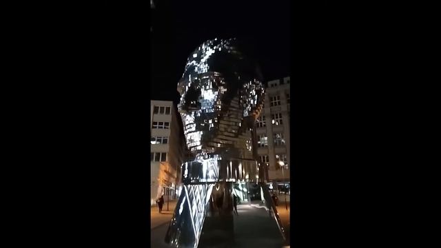 Прага. Чехия. Скульптура "Голова Кафки". смотреть онлайн