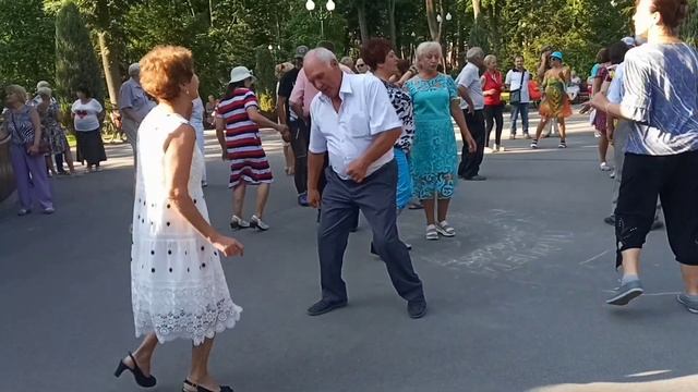 Синий синий иней лёг на провода!!!??Танцы в парке Горького!!!??Харьков 2021 смотреть онлайн