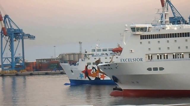 Porto di Genova - Terminal Traghetti Grimaldi lines e Moby in partenza смотреть онлайн