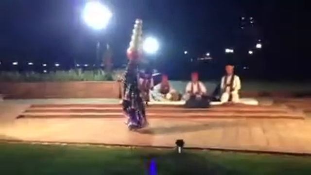 Танец индийской танцовщицы с горшками на голове смотреть онлайн