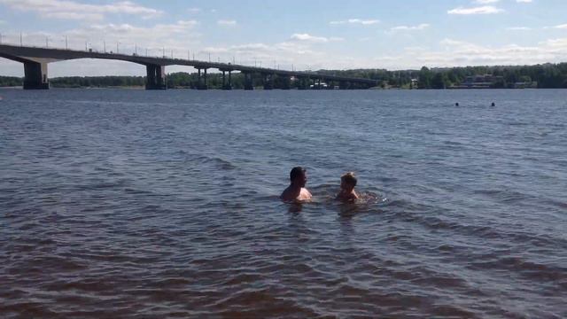 Купание в Волге, городской пляж Костромы смотреть онлайн