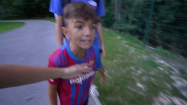 SE RÍEN unos ABUSONES del NIÑO MESSI y le AYUDÉ! смотреть онлайн