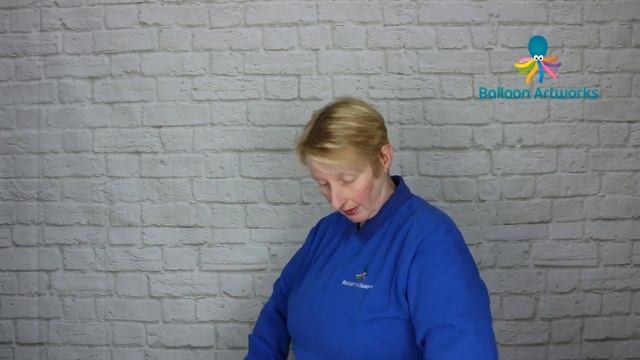 ? How to Make a Penguin Balloon Animal - Easy Christmas Balloon Animal Tutorial смотреть онлайн