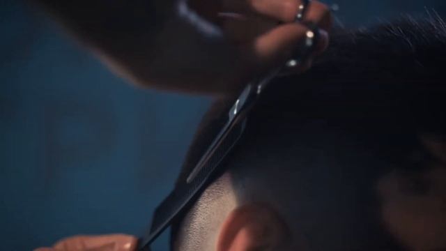 Процесс стрижки в Мужской парикмахерской Big Bro смотреть онлайн