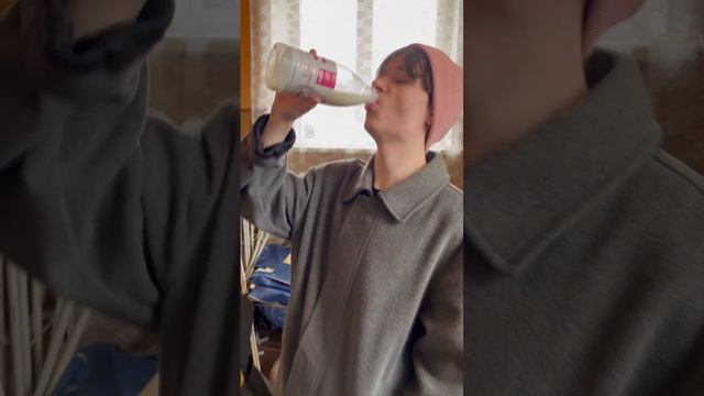 Челлендж для Андрея, сможет ли он ю, выпить 4 литра молока, за 20 РУБЛЕЙ! смотреть онлайн