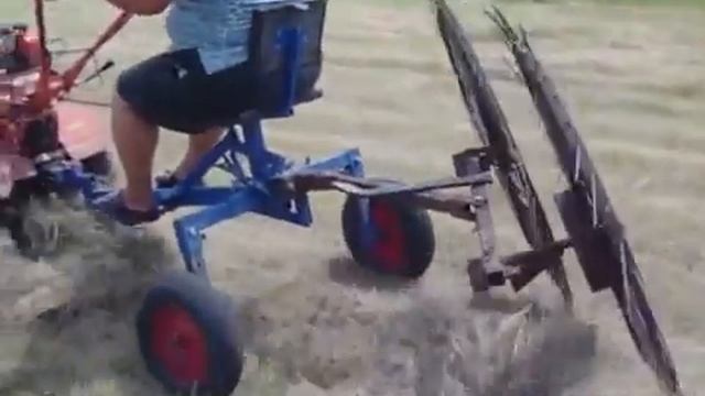 самое легкое сгребание сена в валки.105HAY RAKEHandmade DIY смотреть онлайн