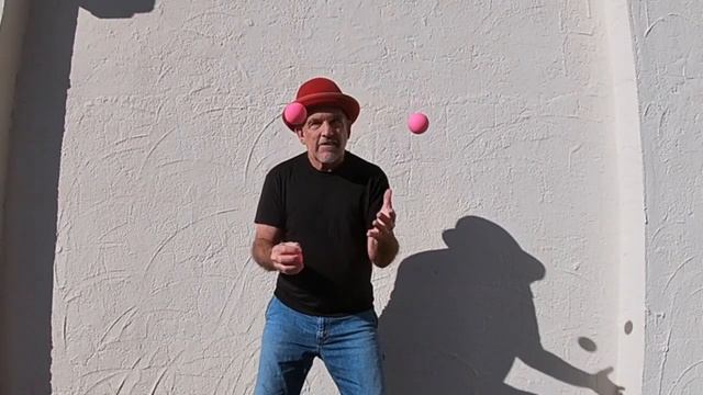 25 easy juggling tricks how to juggle three balls ? How to juggle three balls part 4 смотреть онлайн