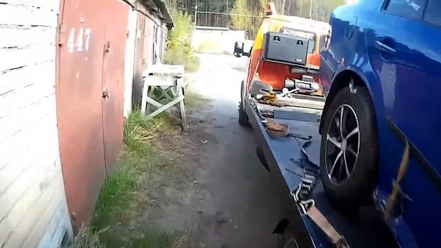 Как быстро сгрузить машину с эвакуатора, если заблокировано колесо. смотреть онлайн