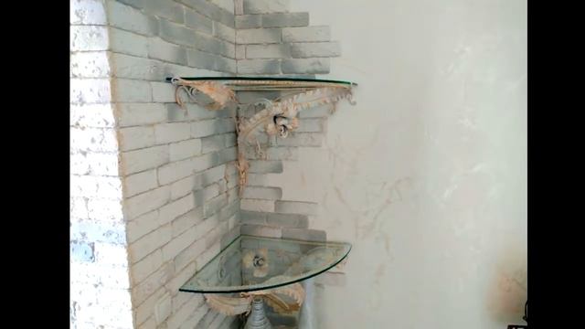 Кованый угловой стеллаж со стеклянными полками на стене фото видео смотреть онлайн