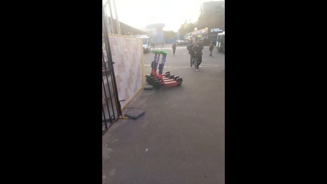г. Королев, ул. Грабина, д.12Е Ставят самокаты невозможно пройти смотреть онлайн