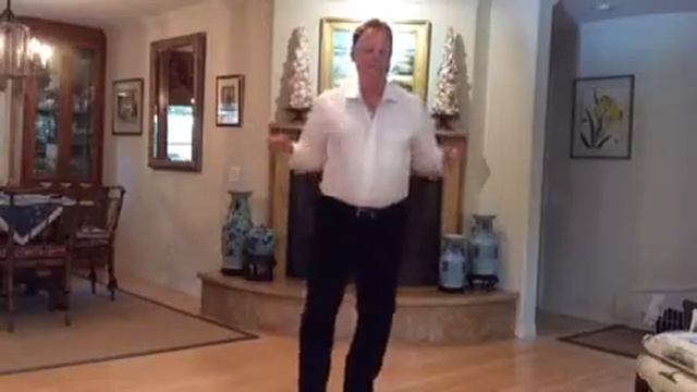 Bruce Bennett does The Hustle смотреть онлайн