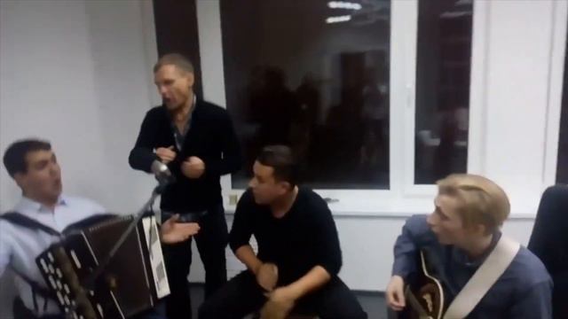Олег Скрипка та Багіров Бенд — Пісенька [Backstage] смотреть онлайн
