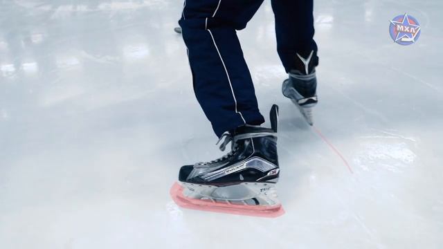 Смотрим на правильную посадку и толчок у хоккеиста на льду #1