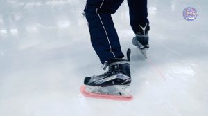 Смотрим на правильную посадку и толчок у хоккеиста на льду #1