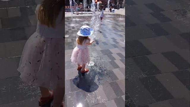 Город в Германии. Гуляем на фонтане. Stadt in Deutschland. Wir gehen am Brunnen entlang. смотреть онлайн