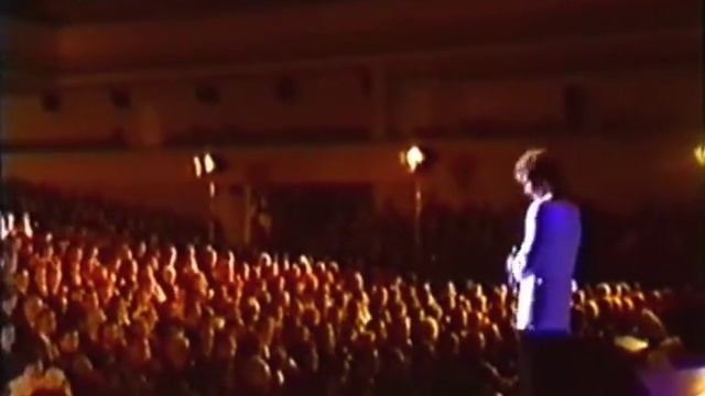 «Ах, как хочется влюбиться», поёт Антон Бизеев смотреть онлайн