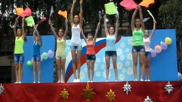 Танец с флагами день село смотреть онлайн