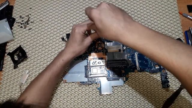 Как разобрать и почистить ноутбук TOSHIBA QOSMIO G30-151? смотреть онлайн