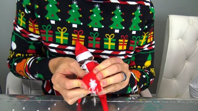 РАЗРЕЗАЛИ НОВОГОДНЕГО ЭЛЬФА!(озвучка на what is inside#6) смотреть онлайн