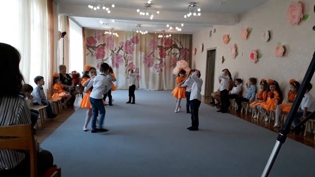 Шуточный танец на 8 марта. Старшая группа смотреть онлайн