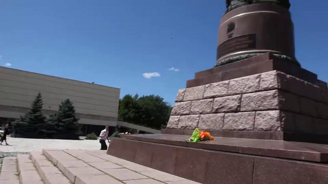 Дорогами побед Краснодон, встреча у памятника MVI_1186.MOV смотреть онлайн