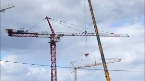 Как монтируют противовес на кран. Башенный кран QTZ-250 #shorts