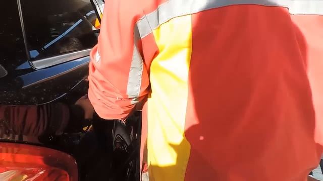 Мужики издеваются над дорогим Мерседесом GL , подробнее тут www.7745.ru смотреть онлайн