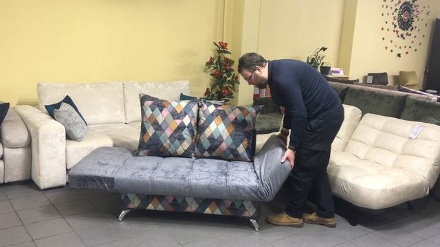 Недорогой компактный диван с одкидывющимися подлокотниками на ножках и ящиком для белья смотреть онлайн