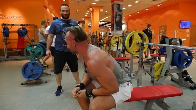 Первая тренировка с тренером! Павел Берлин взялся за Прыгунова. Подготовка к жиму 200 БЕЗ ВИТАМИНОВ смотреть онлайн