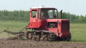 ДТ-75 «Почтальон» пашет