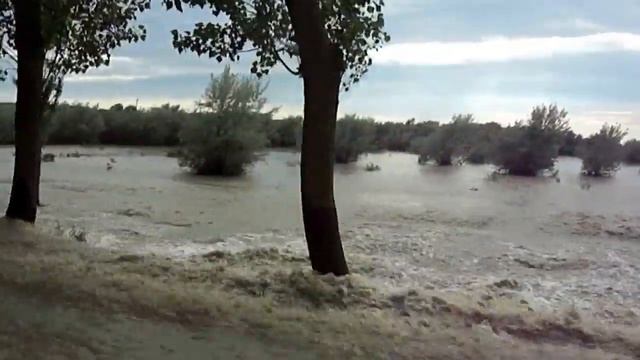 Авто едет по воде! Река Альма затопила дорогу. смотреть онлайн