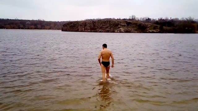 Возможно ли купаться круглый год в реке? (Декабрь 2018) смотреть онлайн