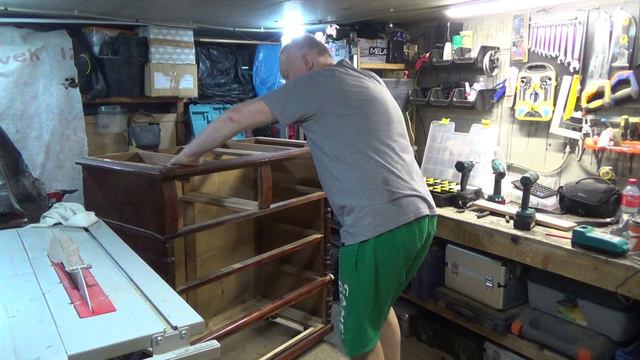 Реставрация старинного комода. Restoration of an old chest of drawers. 旧抽屉柜的修复。