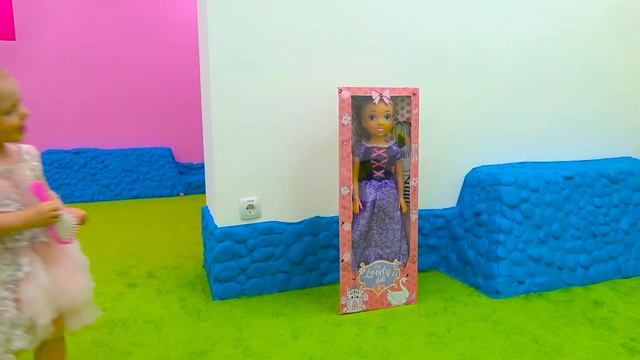 Пять Детей играют с волшебным троном смотреть онлайн