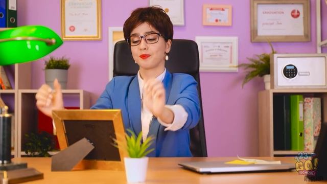 МЕНЯ УДОЧЕРИЛ ДИРЕКТОР || Обычная ученица против дочки директора от 123 GO! SCHOOL смотреть онлайн