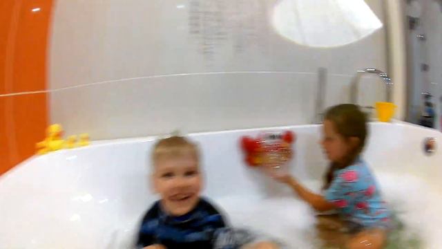 РАЗВЛЕЧЕНИЯ для детей ИГРАЕМ В ВАННОЙ с мыльными пузырями КРАСНЫЙ КРАБ на TUMANOV FAMILY смотреть онлайн